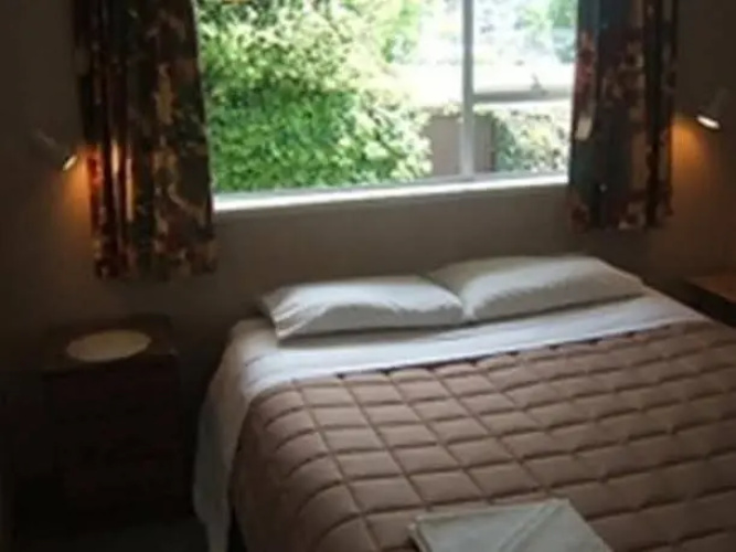 12 White Star Motel