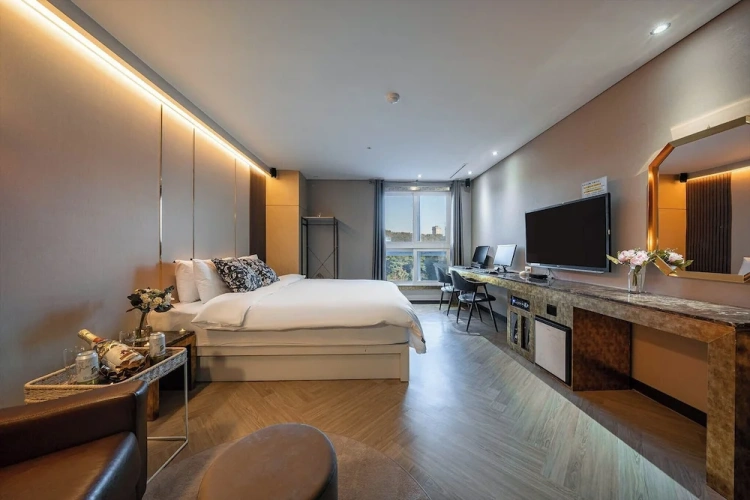 Deluxe Double room with city view