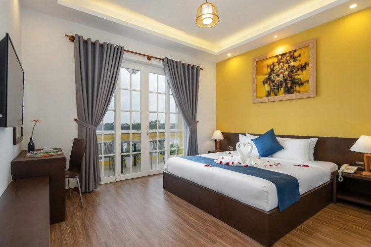 Triple Riverside Villa Hoian