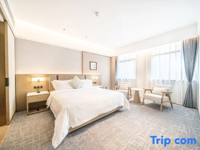 Suite with city view