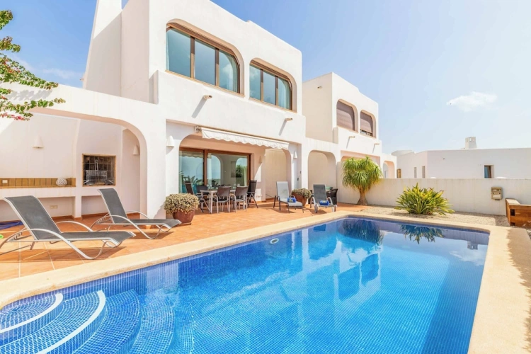 3 Bedrooms Villa