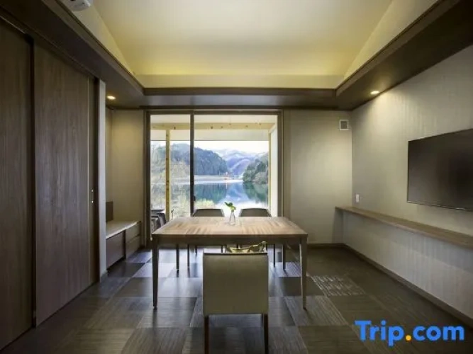 Standard Twin room with lake view