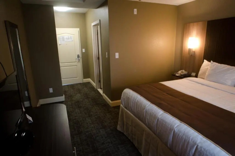 AAshram Hotel by Niagara River
