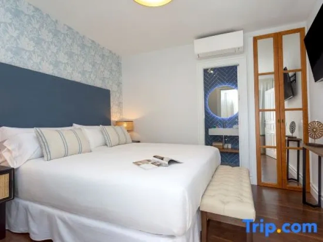 4 Bedrooms Apartment