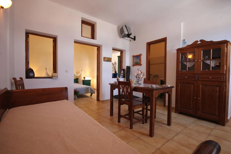 Vrachia Studios & Apartments