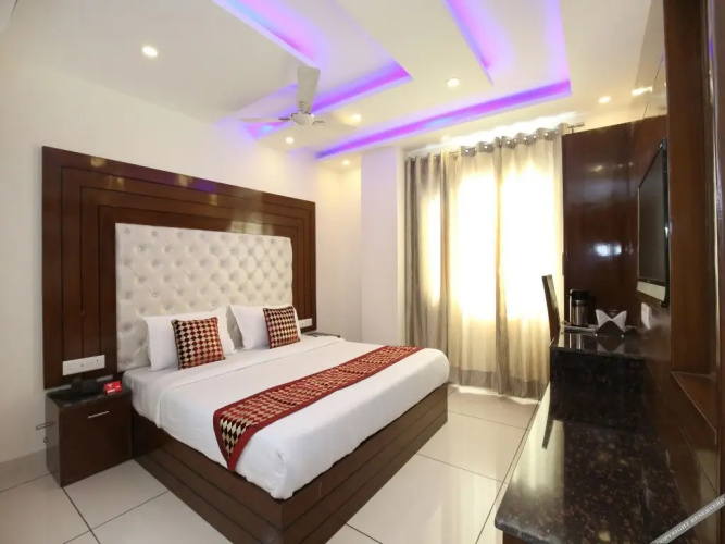 OYO 9420 Hotel Silver Palm