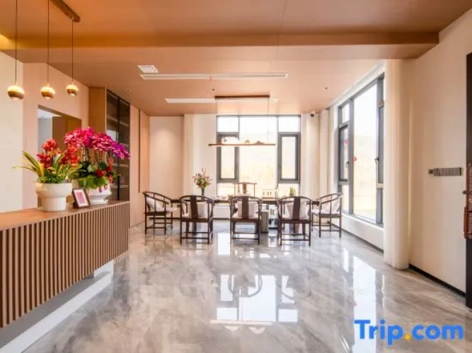 5 Bedrooms Villa