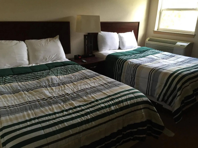 Price Pointe Inn