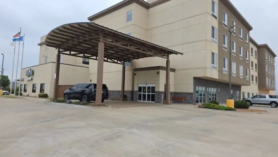 FairBridge Inn And Suites Will Rogers Airport, Restaurant & Bar