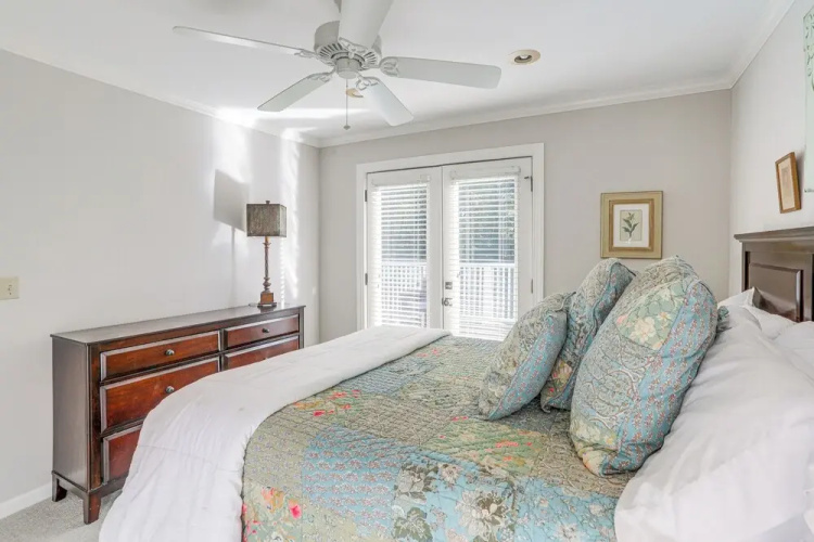 1 Block to The Square: Oxford Condo!