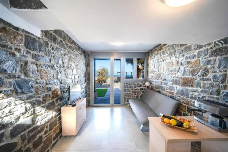 TerraZeus - Stone House Beachfront 3