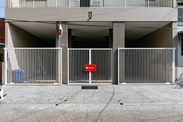 RedDoorz Near Universitas Surabaya