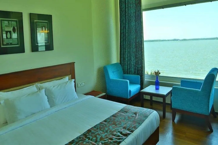 BLUSALZ MANOR Waters Edge Kochi
