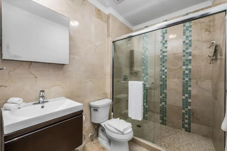 2BR 2BA Condo GYM Pool BBQ