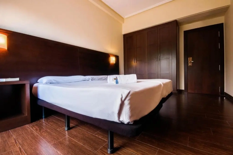 Standard Twin room with balcony