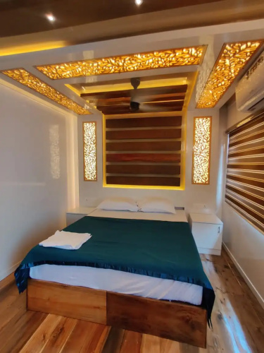 Cosy Houseboat