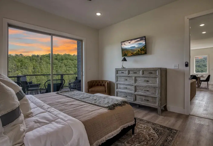 Panoramic Paradise 4 Bedroom Cabin by RedAwning