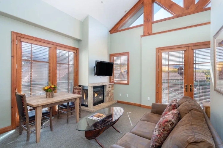 1 Bedroom Deluxe Double Suite with mountain view