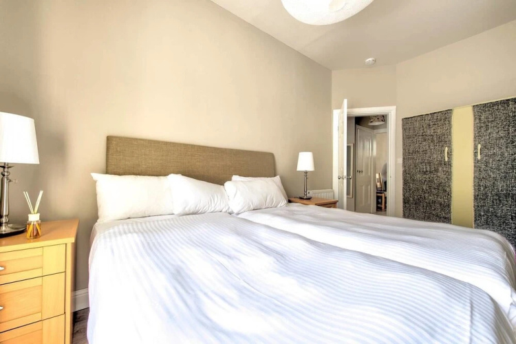 Beautifully Presented, Well Located, 2 bed apt