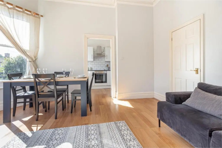 Modern 2 Bedroom Apartment with Free Parking!