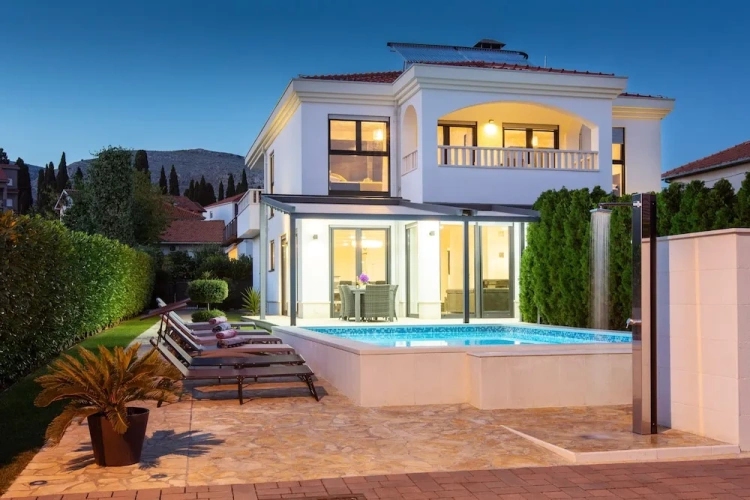 5 Bedrooms Villa with garden view