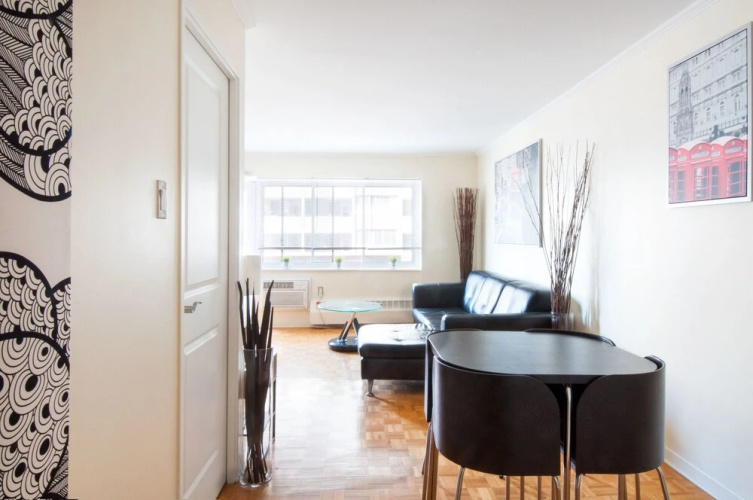 Comfortable Downtown Studio Apartment by Namastay