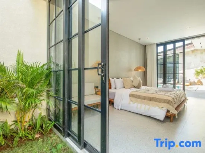 5 Bedrooms Villa
