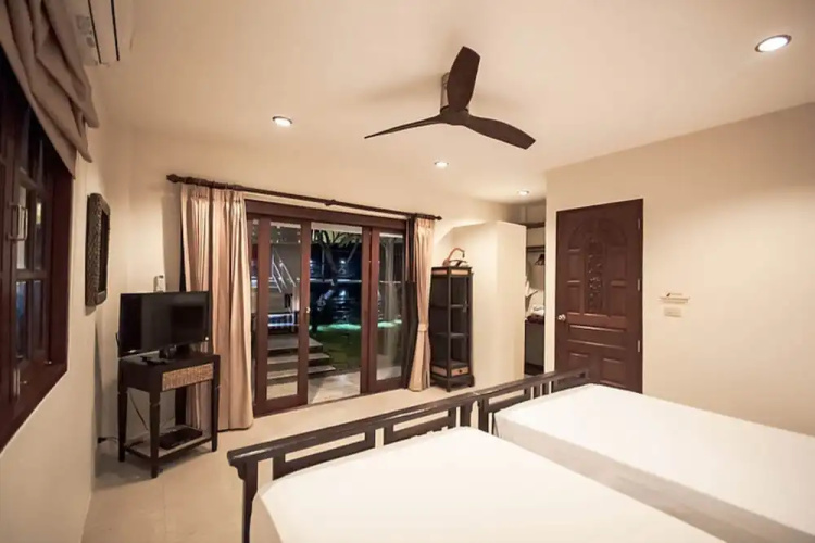3 Bedroom Pool Villa 20 seconds from Samrong beach front