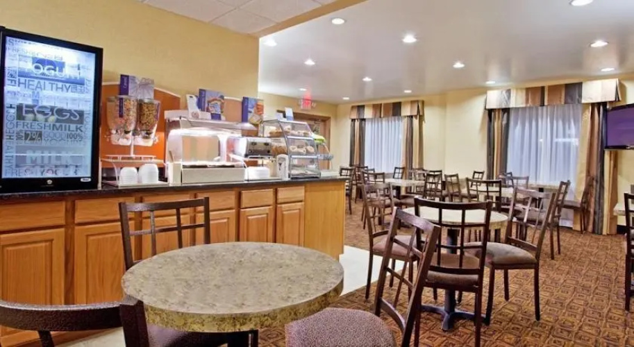 Holiday Inn Express and Suites Newark - Heath