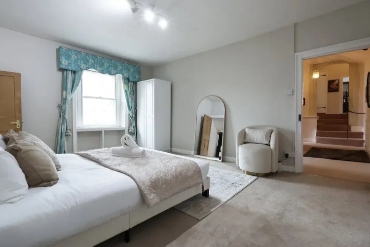 Spacious 3BR Flat in Cowbridge Centre