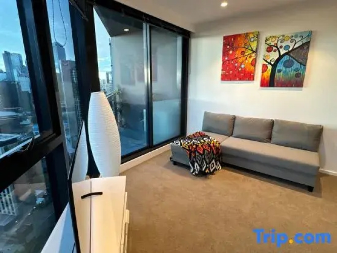 Melbourne Sky-High 2BR City Views & Free Parking