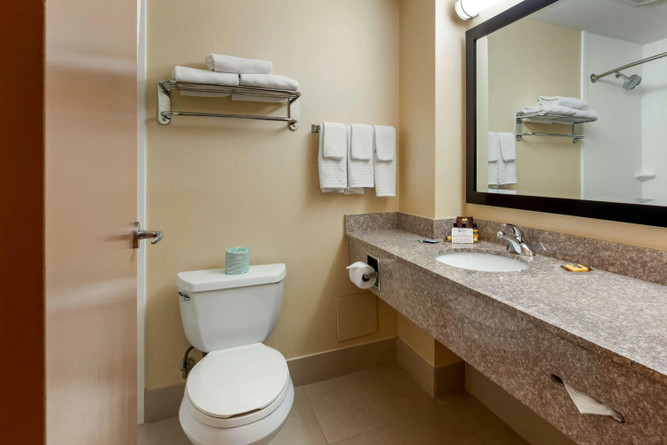 Best Western Plus Burlington Inn & Suites photo 9