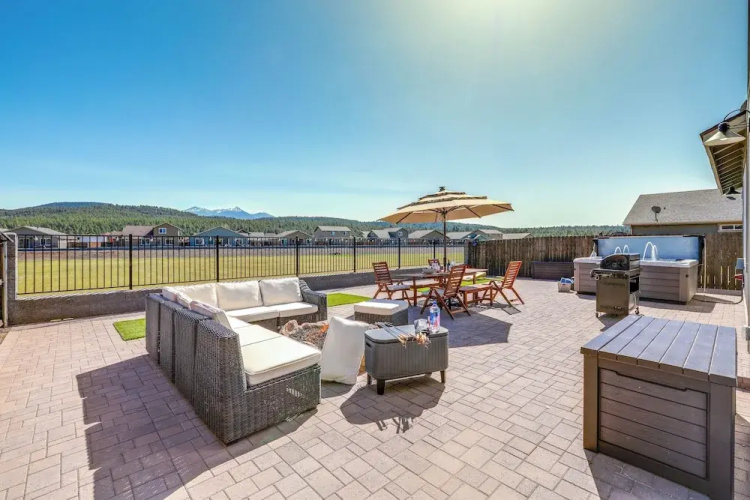 Spacious Bellemont Cabin w/ Jacuzzi + Mtn View!