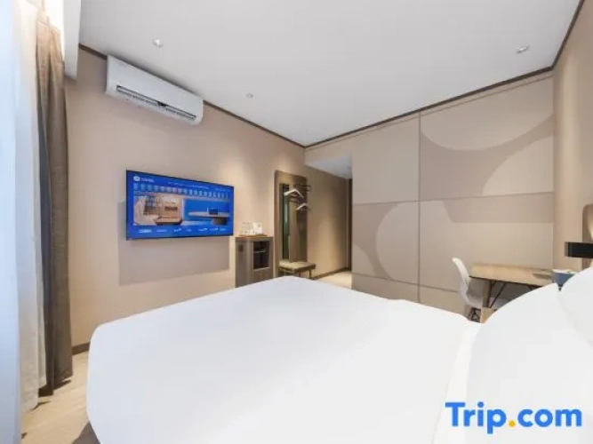 Standard Twin room with street view