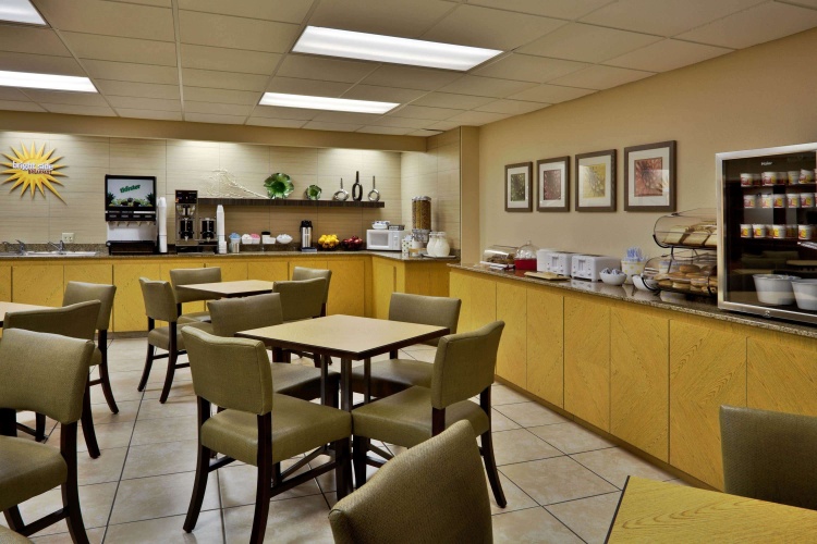 La Quinta Inn & Suites by Wyndham St. Pete-Clearwater Airpt photo 21