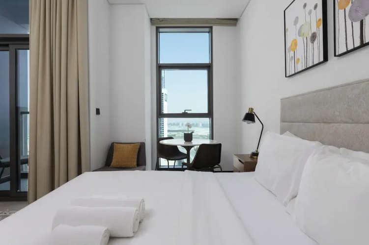 Waves - Stylish 13th-Floor Studio with Top-Notch Amenities
