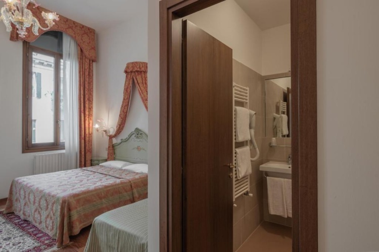 Standard Triple room with canal view