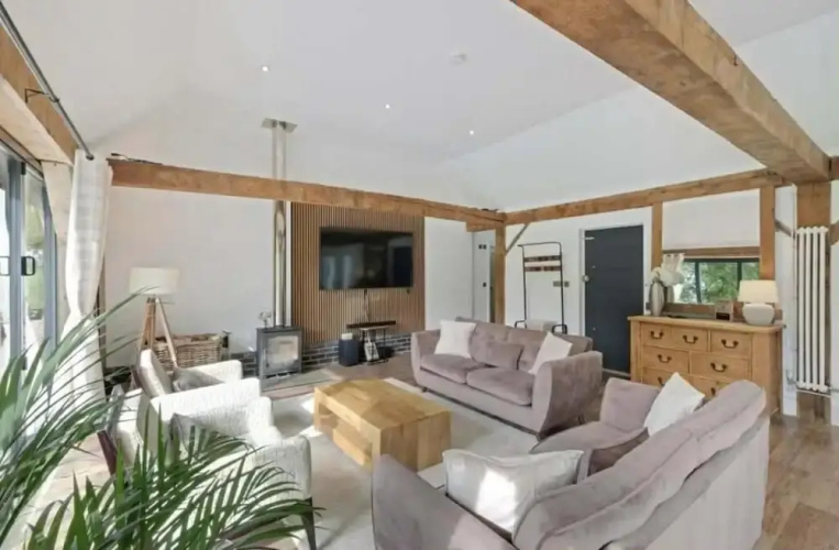 Cedar Barn Getaway, 3 Bed, Sleeps 6, Parking