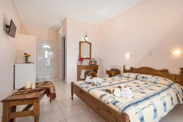 Economy room with balcony and with garden view