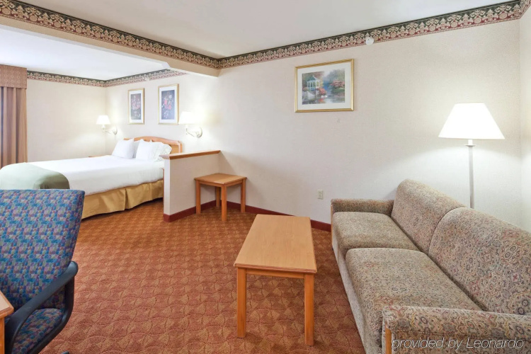 Holiday Inn Express & Suites Wauseon by IHG