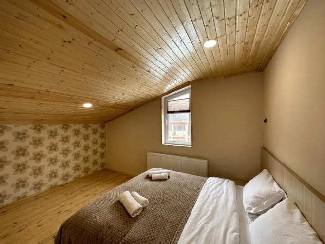 5 Bedrooms House
