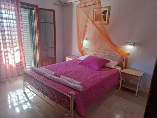 Feakes Apartments