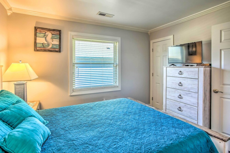 Walk to Apache Pier: Coastal Condo w/ Pool Access