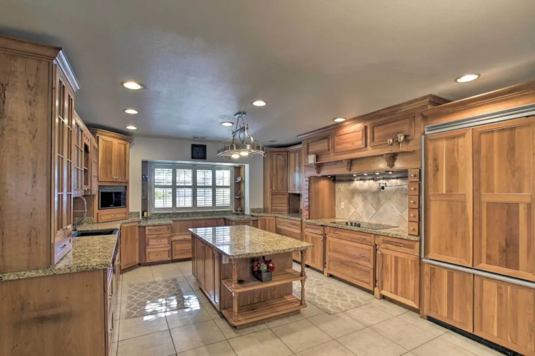 Game Room, Fire Pit & Putting Green: Glendale Home