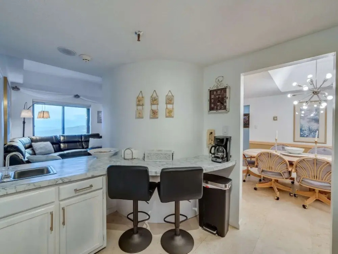 Uhost AI 2BR Condo w Balcony Great Views