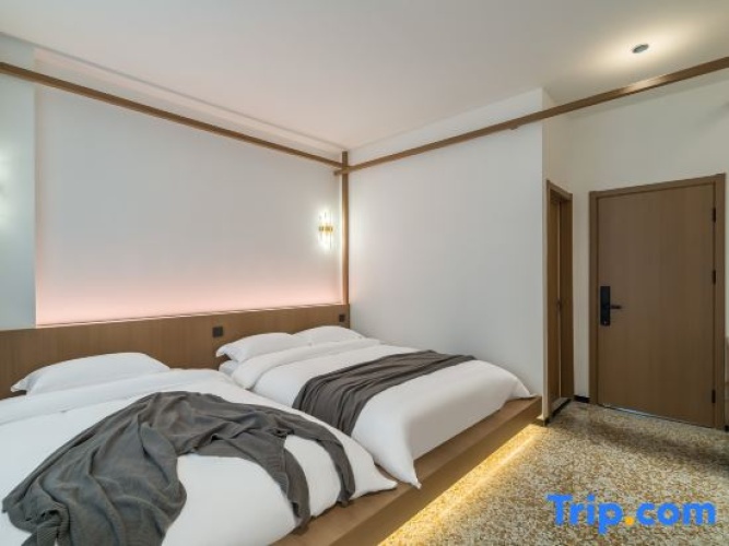 Standard room with balcony and with mountain view
