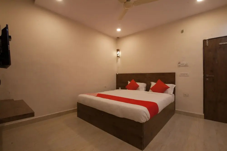 OYO 22907 Hotel Holiday