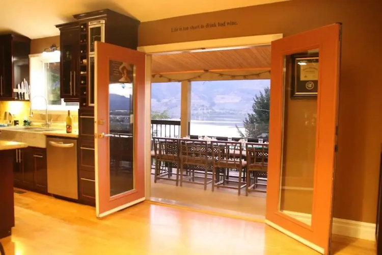 Above The Beach Guest Suites