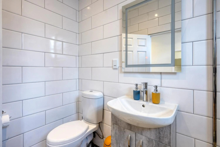 Hampton Collection - Stylish 3 Sleeper Apartment with Pool