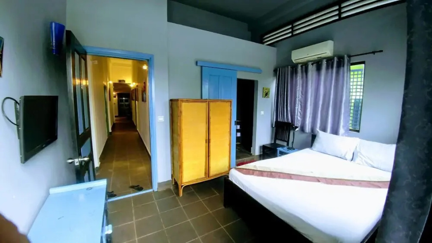 The 84 Hotel ( River Queen )